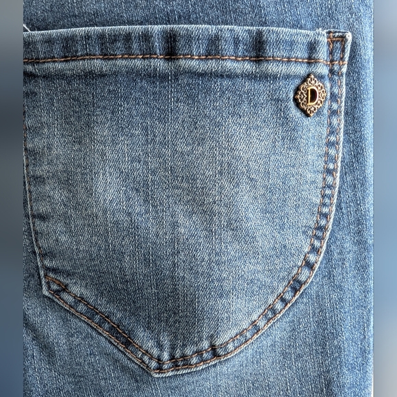 Democracy Ab-Solution Mid-Wash Fray Hem Ankle Jeans - Picture 12 of 13